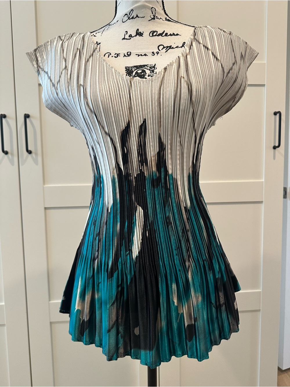 DRESSBARN SIZE LARGEPleated V-Neck. Top in White and Teal. SUPER STRETCHY! - Picture 7 of 11